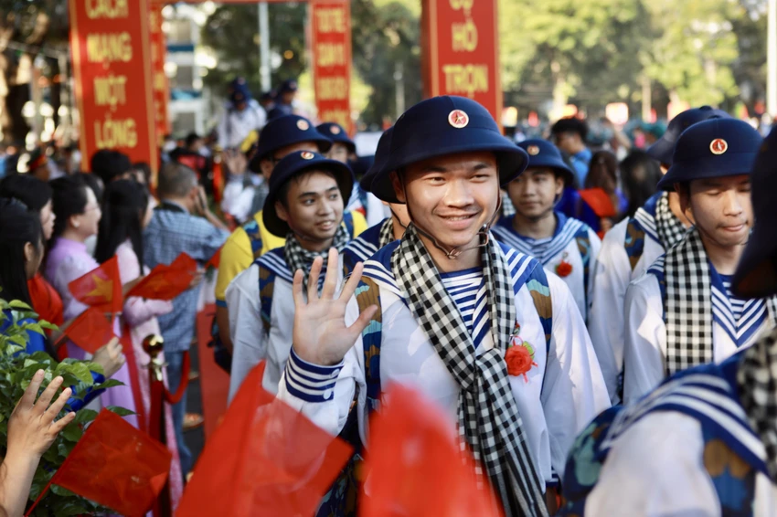 Hàng ngàn thanh niên TP.HCM hồ hởi lên đường nhập ngũ-thanh-nien-tp.hcm-len-duong-nhap-ngu