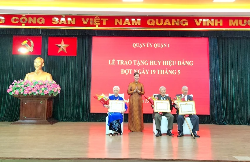 ba-pham-phuong-thao-huy-hieu-dang-2.jpg
