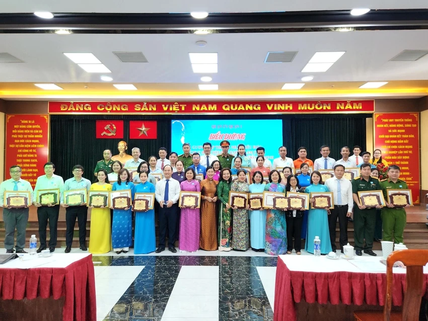 ba-pham-phuong-thao-huy-hieu-dang-3.jpg