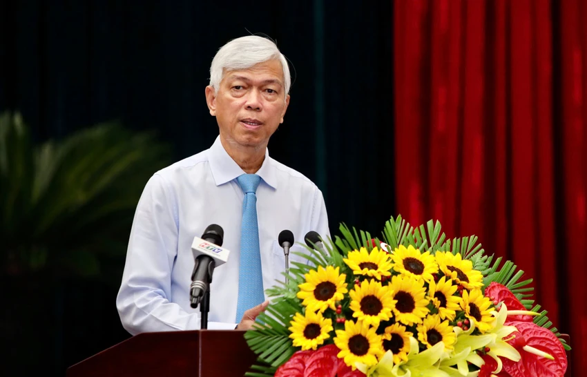 Phó Chủ tịch UBND TP.HCM Võ Văn Hoan đọc tờ trình về điều chỉnh chủ trương đầu tư dự án Xây dựng hạ tầng và cải tạo môi trường kênh Tham Lương - Bến Cát - rạch Nước Lên. Ảnh: NGUYỆT NHI