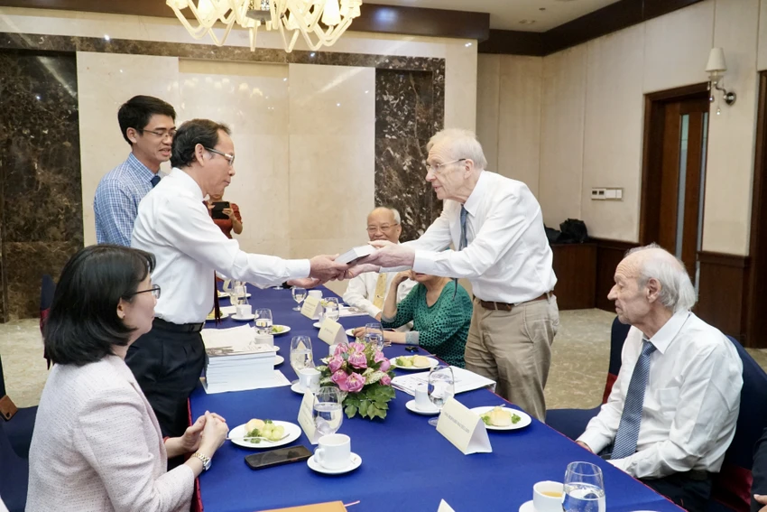 Bí thư Nguyễn Văn Nên: Hành động của hai người treo cờ Việt Nam trên đỉnh nhà thờ Đức Bà Paris là vì 'hòa bình, công lý'-nha-tho-duc-ba-2.JPG