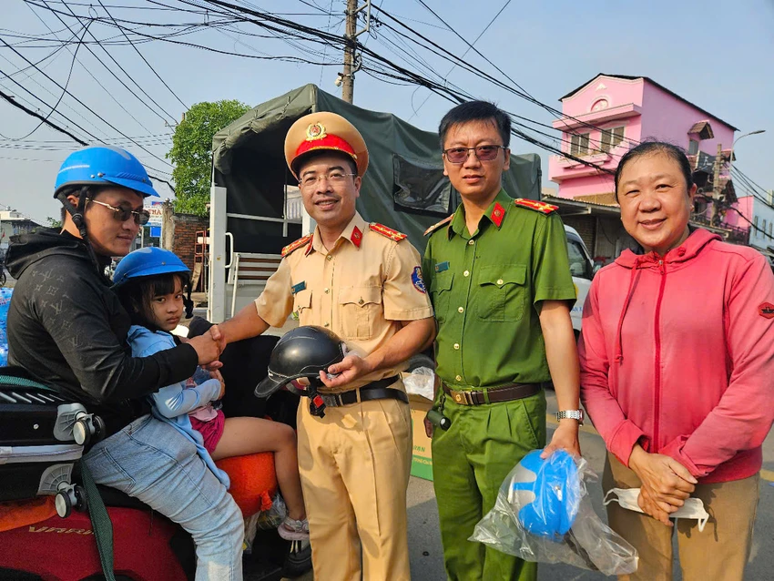 CSGT tặng hàng ngàn chai nước suối cho người dân
