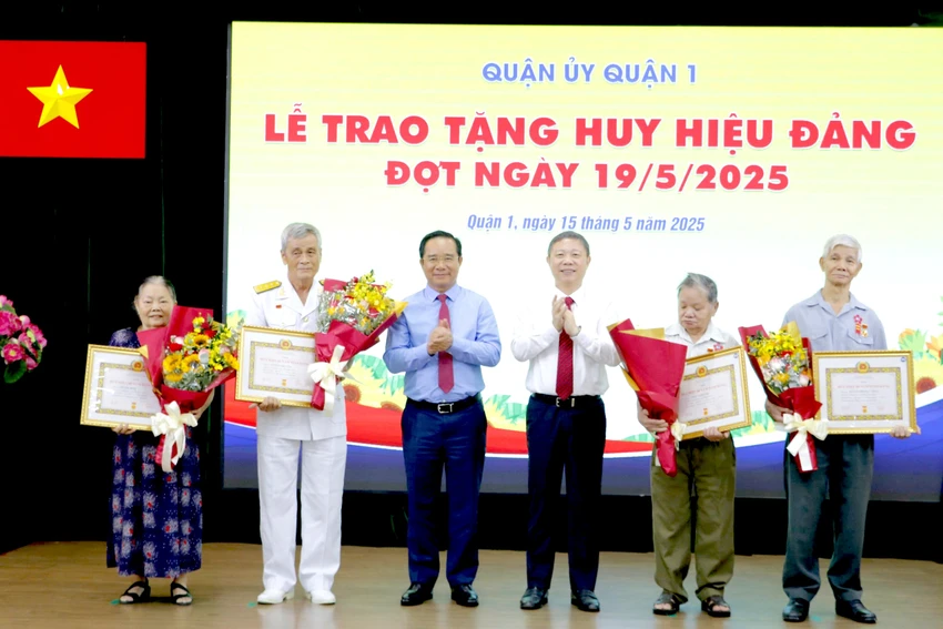 trao-huy-hieu-dang-3.jpg