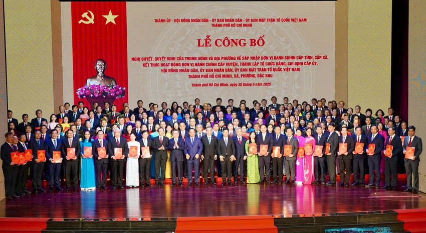 Bí thư Thành ủy TP.HCM Nguyễn Văn Nên và Thường trực Thành ủy TP.HCM mới đã trao quyết định đến 168 Bí thư phường, xã, đặc khu. Ảnh: THUẬN VĂN