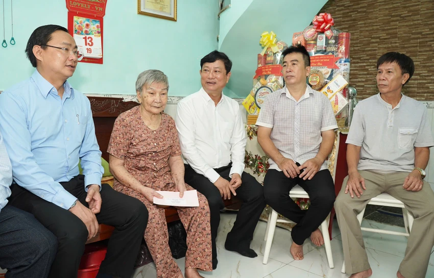 Chủ tịch HĐND TP.HCM Võ Văn Minh thăm hỏi mẹ liệt sĩ tại xã Nhà Bè-chu-tich-hdnd-tp.hcm-vo-van-minh-1.jpg