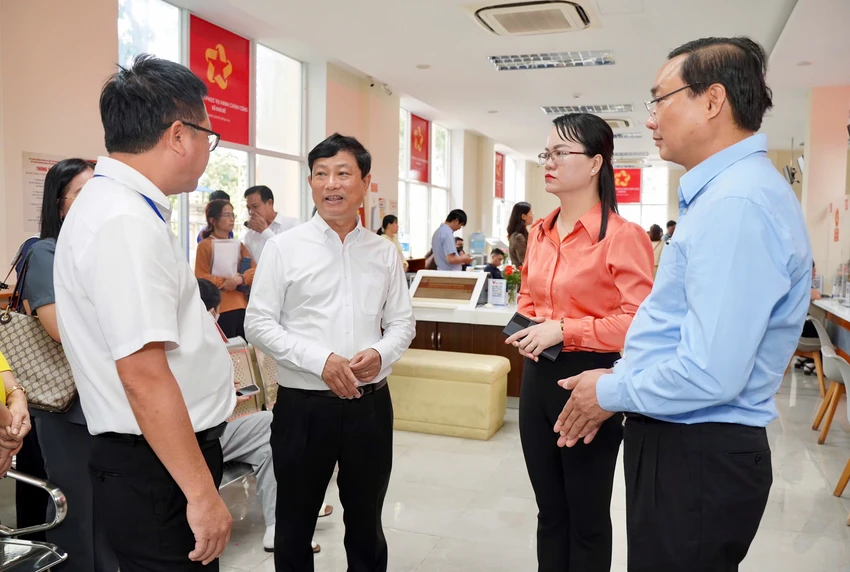 Phó Chủ tịch xã Nhà Bè ngồi ở bộ phận một cửa, trực tiếp chỉ đạo những 'ca khó'-xa-nha-be-7.jpg