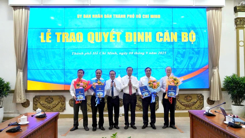 trao-quyet-dinh-2.jpg
