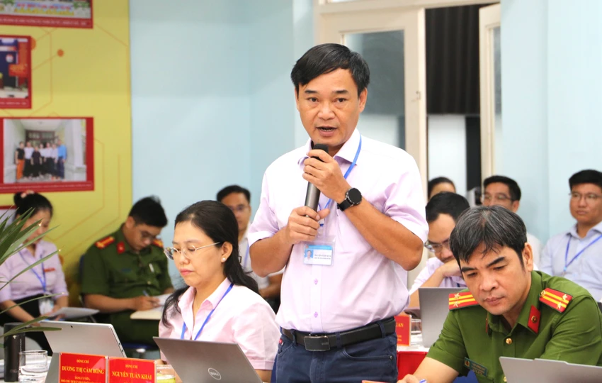 Ông Nguyễn Tuấn Khải, Phó Chủ tịch UBND phường, Giám đốc Trung tâm phục vụ hành chính công phường Phú Thuận, báo cáo tại buổi làm việc. Ảnh: HÀ THƯ