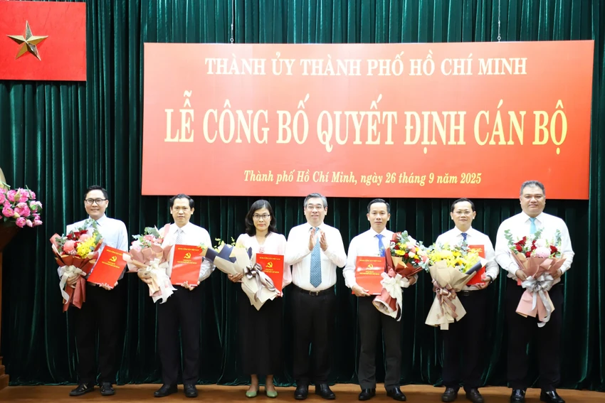 Ông Nguyễn Phước Lộc, Phó Bí thư Thành ủy TP.HCM, Chủ tịch Ủy ban MTTQ Việt Nam TP.HCM, trao quyết định nhân sự cho các phường, xã. Ảnh: HÀ THƯ