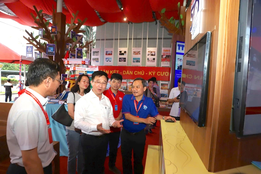 trien-lam-san-pham-cong-nghe-chien-luoc-2.jpg