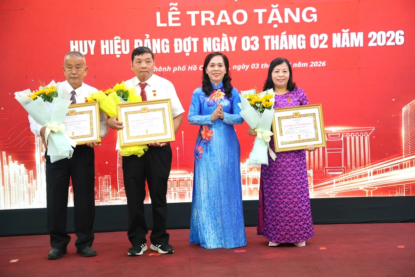 dang-uy-ubnd-tp.hcm-huy-hieu-dang-3.JPG