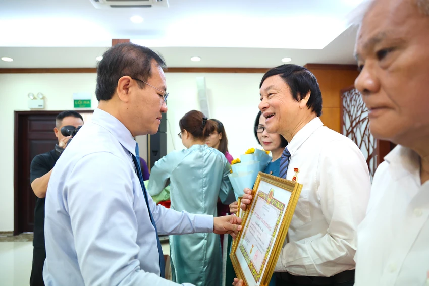 dang-uy-ubnd-tp.hcm-huy-hieu-dang-4.JPG