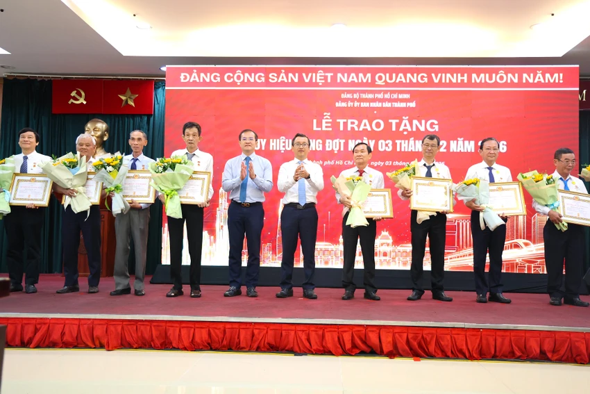 dang-uy-ubnd-tp.hcm-huy-hieu-dang-5.JPG