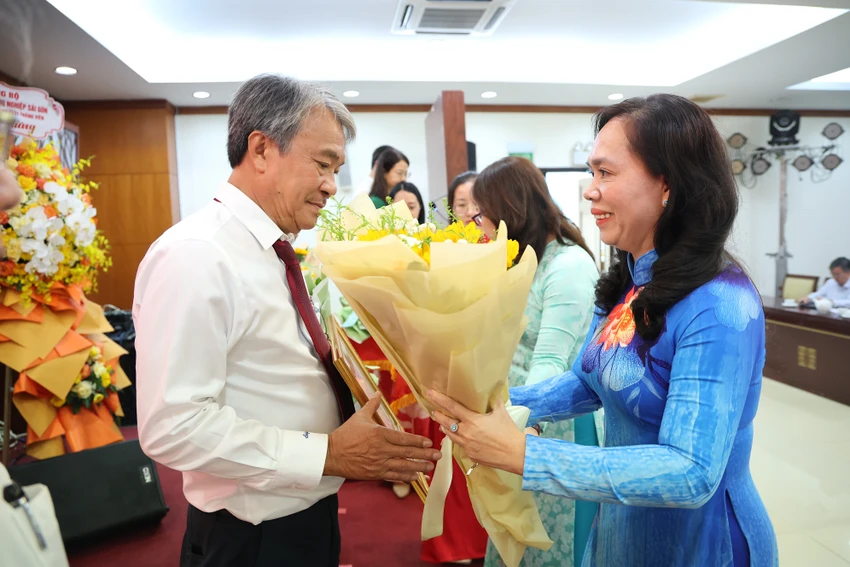 dang-uy-ubnd-tp.hcm-huy-hieu-dang-6.JPG