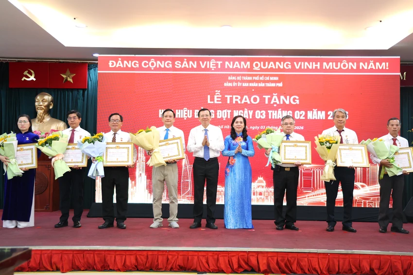 dang-uy-ubnd-tp.hcm-huy-hieu-dang-7.JPG