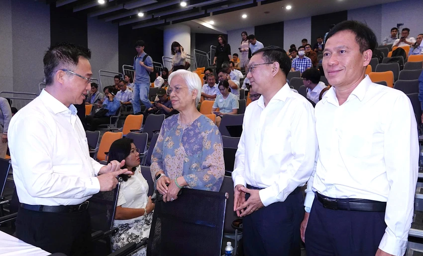 thuong-mai-hoa-khoc-hoc-cong-nghe-7.jpg