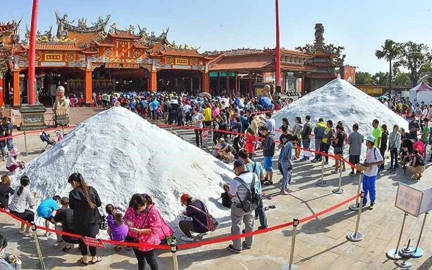 Lễ hội muối Kunshen Wangye được diễn ra vào tháng 11 hàng năm Lễ hội muối Kunshen Wangye được diễn ra vào tháng 11 hàng năm