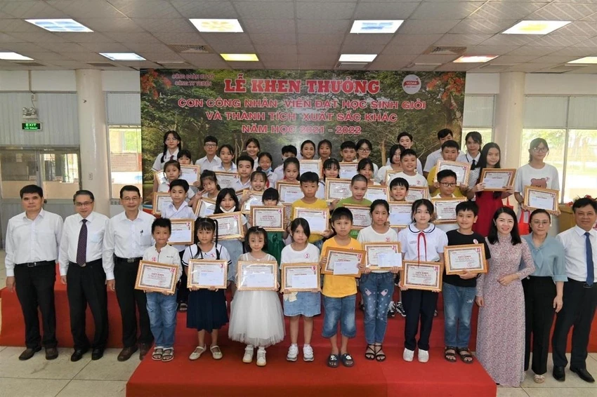 Hàng năm, Ban lãnh đạo Vedan Việt Nam đều dành những phần thưởng cho con em cán bộ nhân viên có thành tích trong học tập. Hàng năm, Ban lãnh đạo Vedan Việt Nam đều dành những phần thưởng cho con em cán bộ nhân viên có thành tích trong học tập.