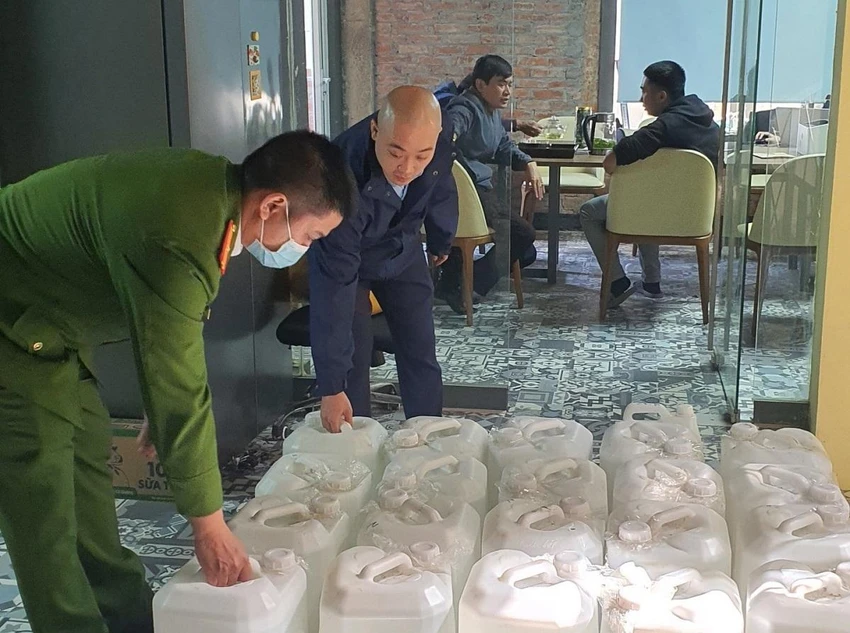 Lực lượng chức năng Hà Nội đang kiểm đếm số rượu không rõ nguồn gốc tại huyện Thanh Trì. Ảnh: QLTT