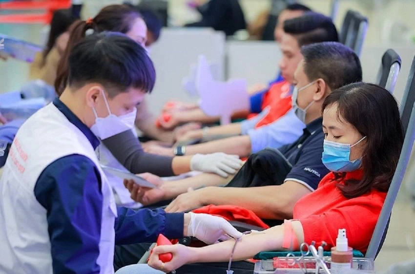 Từ ngày 5 đến 11-12, EVN phối hợp cùng Viện Huyết học - Truyền máu Trung ương và các cơ sở y tế trên toàn quốc tổ chức thành công Tuần lễ hồng EVN lần thứ VIII, với thông điệp “Vạn trái tim – Một tấm lòng”. Từ ngày 5 đến 11-12, EVN phối hợp cùng Viện Huyết học - Truyền máu Trung ương và các cơ sở y tế trên toàn quốc tổ chức thành công Tuần lễ hồng EVN lần thứ VIII, với thông điệp “Vạn trái tim – Một tấm lòng”.