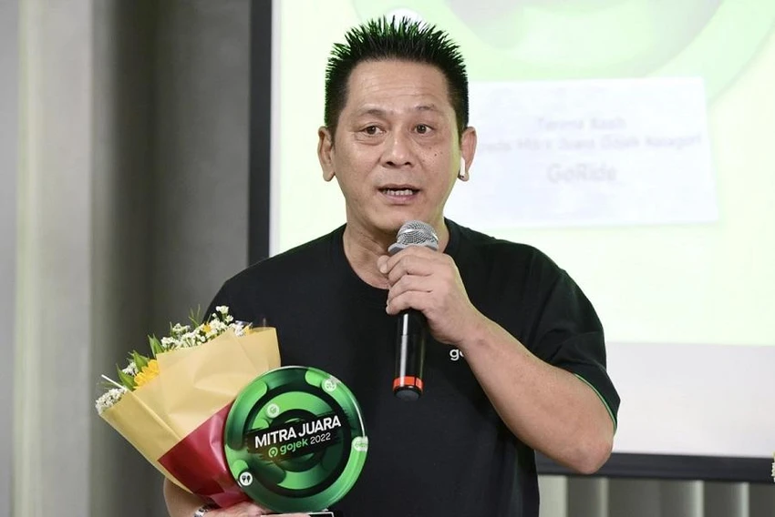 Tài xế Vĩnh Thịnh xúc động phát biểu khi được vinh danh trong chương trình Giải thưởng Đối tác Xuất sắc năm 2022.