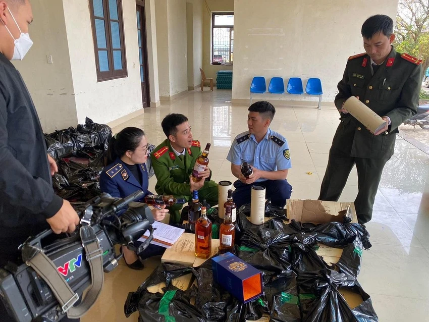 Lực lượng chức năng kiểm tra số rượu ngoại bị thu giữ. Ảnh: QLTT Quảng Bình