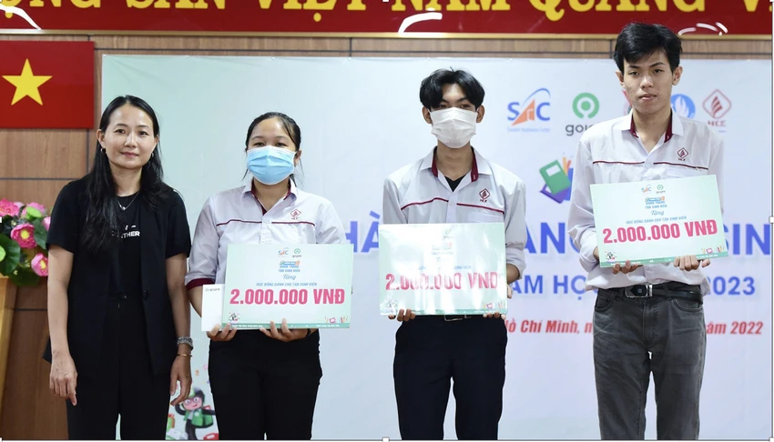 Gojek phối hợp cùng Trung tâm hỗ trợ học sinh, sinh viên trường CĐ Kinh tế TP.HCM trao học bổng đến tân sinh viên có hoàn cảnh khó khăn. Gojek phối hợp cùng Trung tâm hỗ trợ học sinh, sinh viên trường CĐ Kinh tế TP.HCM trao học bổng đến tân sinh viên có hoàn cảnh khó khăn.