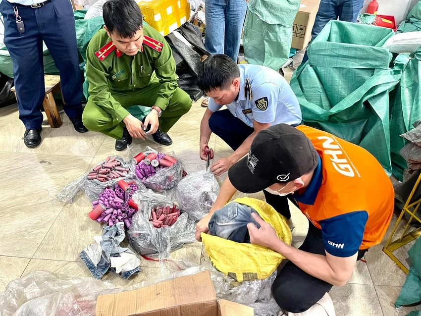 Lực lượng chức năng Hà Nội phát hiện hơn 11 kg hàng hoá nghi vấn là pháo nổ vào cuối tháng 11. Ảnh: QLTT Hà Nội Lực lượng chức năng Hà Nội phát hiện hơn 11 kg hàng hoá nghi vấn là pháo nổ vào cuối tháng 11. Ảnh: QLTT Hà Nội