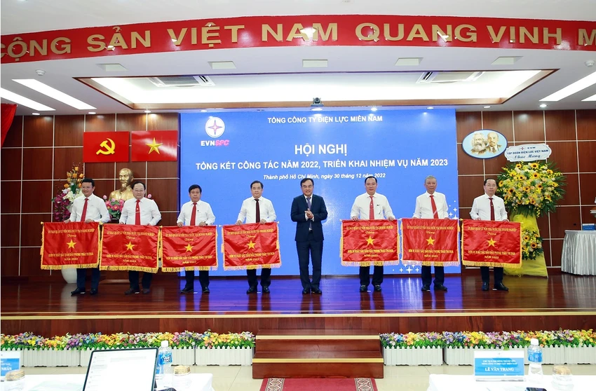 Chủ tịch HĐTV EVN Dương Quang Thành thừa ủy quyền trao Cờ thi đua của Ủy ban Quản lý vốn Nhà nước tại doanh nghiệp cho các đơn vị xuất sắc trong phong trào thi đua của EVNSPC