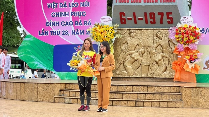 Đại diện Nhãn hàng Number 1 – Vũ Phương Thanh chia sẻ tại buổi lễ khai mạc Đại diện Nhãn hàng Number 1 – Vũ Phương Thanh chia sẻ tại buổi lễ khai mạc