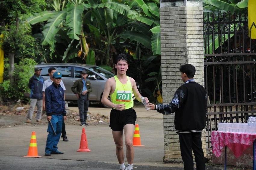 Các vận động viên được ban tổ chức tiếp nước liên tục xuyên suốt chặng đua Các vận động viên được ban tổ chức tiếp nước liên tục xuyên suốt chặng đua