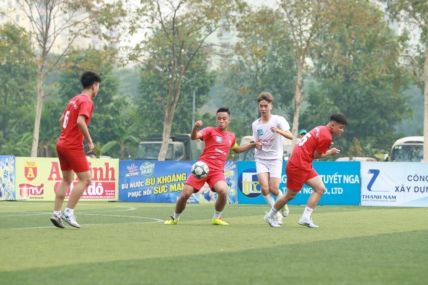 Không khí thi đấu quyết liệt trên sân cỏ ngày chung kết Không khí thi đấu quyết liệt trên sân cỏ ngày chung kết