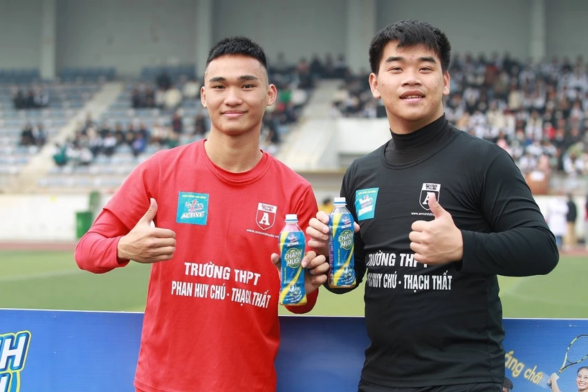 Nước uống vận động Number 1 Active Chanh muối đồng hành tiếp sức cùng các cầu thủ Nước uống vận động Number 1 Active Chanh muối đồng hành tiếp sức cùng các cầu thủ