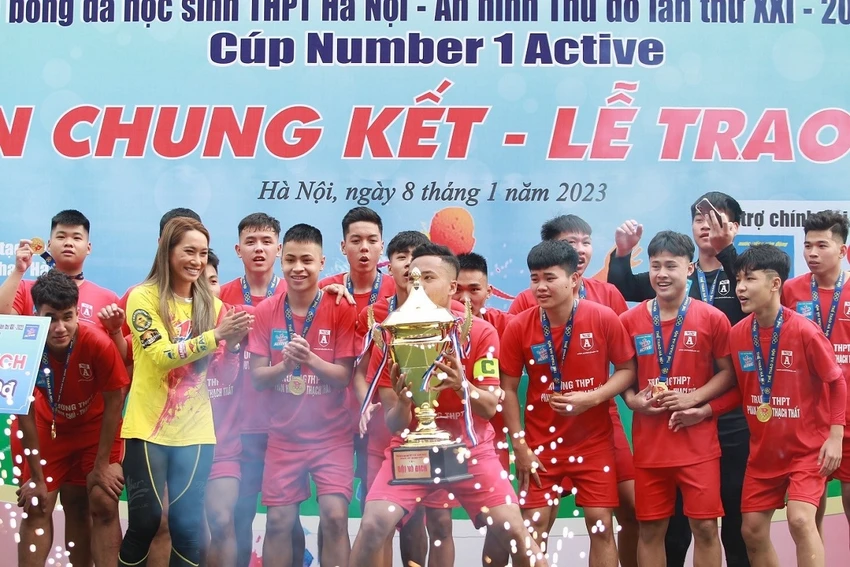 Đại diện Nhãn hàng Number 1 chúc mừng nhà vô địch sau trận chung kết Đại diện Nhãn hàng Number 1 chúc mừng nhà vô địch sau trận chung kết