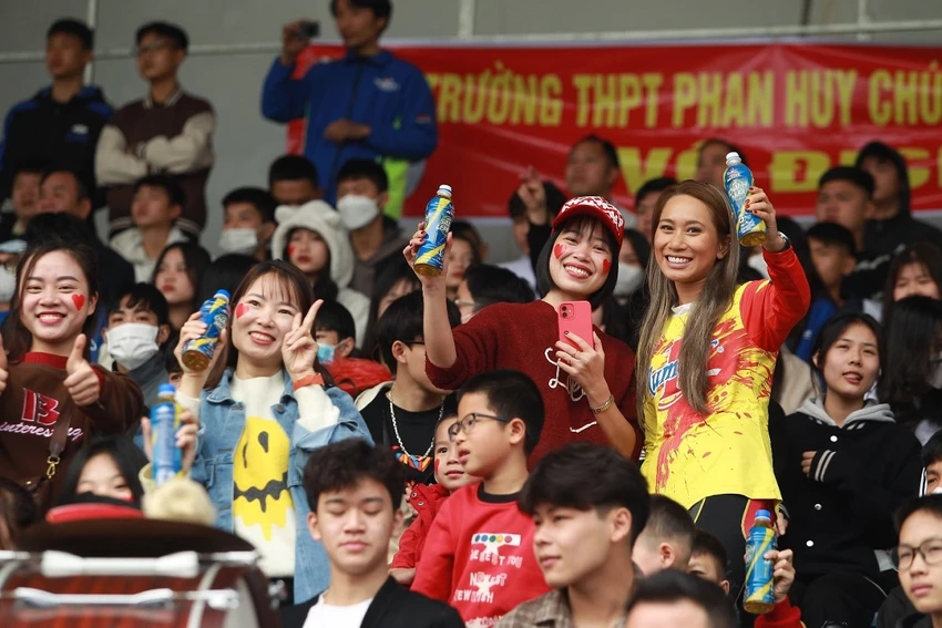 Tinh thần thể thao cùng tinh thần Number 1 được lan tỏa khắp sân vận động Tinh thần thể thao cùng tinh thần Number 1 được lan tỏa khắp sân vận động