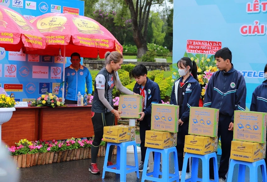 Đại diện Tân Hiệp Phát gửi trao các phần quà cho trẻ em có hoàn cảnh khó khăn tại các điểm đến Đại diện Tân Hiệp Phát gửi trao các phần quà cho trẻ em có hoàn cảnh khó khăn tại các điểm đến