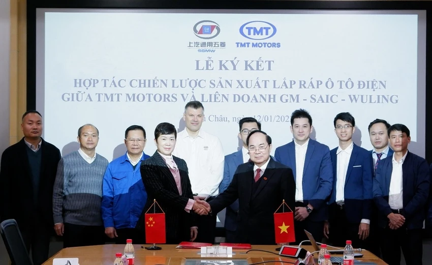 Ông Bùi Văn Hữu (phải) - Chủ tịch HĐQT TMT Motors cùng đại diện của liên doanh GM - (SAIC - WULING) tại buổi lễ ký kết hợp tác, ngày 12-01. Ông Bùi Văn Hữu (phải) - Chủ tịch HĐQT TMT Motors cùng đại diện của liên doanh GM - (SAIC - WULING) tại buổi lễ ký kết hợp tác, ngày 12-01.