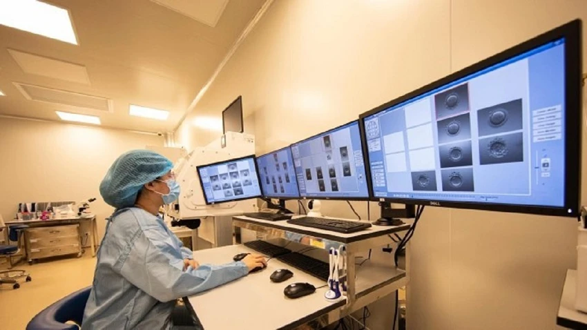 Chuyên viên phôi học theo dõi hệ thống nuôi cấy phôi Embryoscope qua các màn hình. Ảnh: BVĐK Tâm Anh Chuyên viên phôi học theo dõi hệ thống nuôi cấy phôi Embryoscope qua các màn hình. Ảnh: BVĐK Tâm Anh