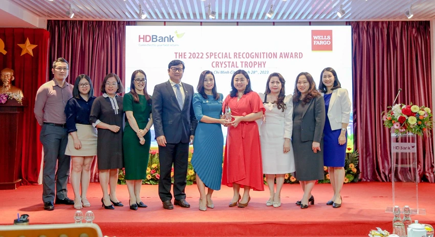 Ngân hàng Wells Fargo đã trao giải thưởng đặc biệt chất lượng thanh toán quốc tế xuất sắc năm 2022 (The 2022 Special Recognition Award - Crystal Trophy) cho HDBank. Ngân hàng Wells Fargo đã trao giải thưởng đặc biệt chất lượng thanh toán quốc tế xuất sắc năm 2022 (The 2022 Special Recognition Award - Crystal Trophy) cho HDBank.