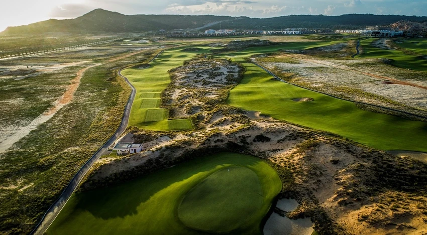 KN Golf Links được thiết kế 27 lỗ, với 18 lỗ theo phong cách sân links (liền kề bờ biển). KN Golf Links được thiết kế 27 lỗ, với 18 lỗ theo phong cách sân links (liền kề bờ biển).