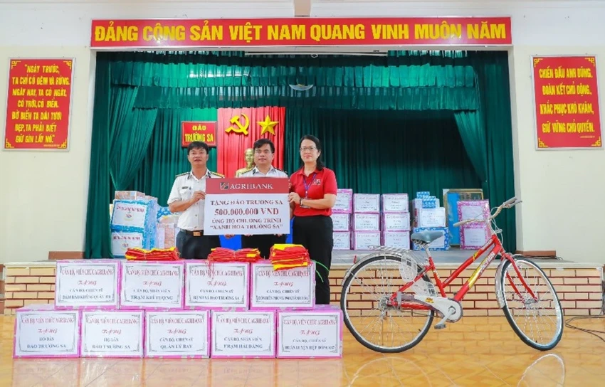 Agribank ủng hộ 1,5 tỷ đồng chương trình "Xanh hóa Trường Sa" Agribank ủng hộ 1,5 tỷ đồng chương trình "Xanh hóa Trường Sa"