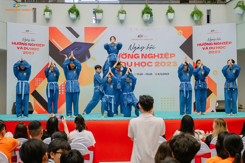 Tại trường THPT FPT Cần Thơ, võ Vovinam được đưa vào giảng dạy trực tiếp thay thế cho các môn thể dục thông thường Tại trường THPT FPT Cần Thơ, võ Vovinam được đưa vào giảng dạy trực tiếp thay thế cho các môn thể dục thông thường