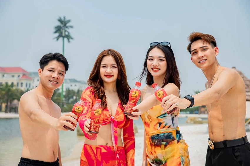 Người trẻ thanh lọc cho cơ thể tươi mát bằng Trà thanh nhiệt Dr Thanh để tận hưởng ngày hè sôi động.