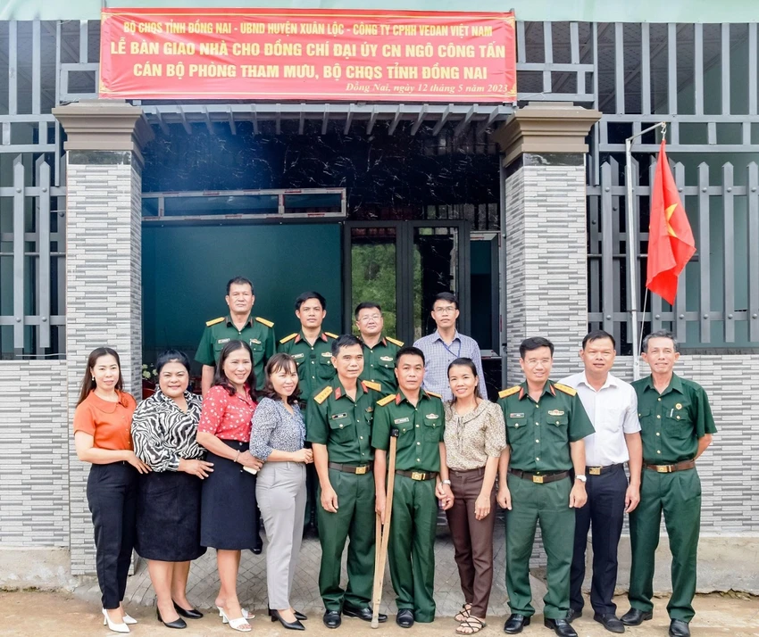 Lễ bàn giao nhà cho đồng chí đại úy quân nhân chuyên nghiệp Ngô Công Tấn, ngụ thị trấn Gia Ray, huyện Xuân Lộc Lễ bàn giao nhà cho đồng chí đại úy quân nhân chuyên nghiệp Ngô Công Tấn, ngụ thị trấn Gia Ray, huyện Xuân Lộc