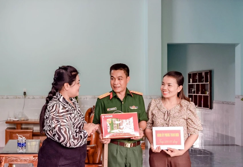 Bà Nguyễn Thu Thủy - đại diện Vedan trao quà cho gia đình đại úy quân nhân chuyên nghiệp Ngô Công Tấn Bà Nguyễn Thu Thủy - đại diện Vedan trao quà cho gia đình đại úy quân nhân chuyên nghiệp Ngô Công Tấn