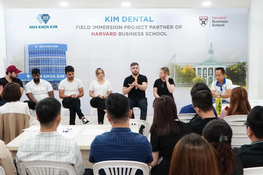 Các thành viên Harvard Business School trao đổi với quản lý của Nha Khoa Kim Các thành viên Harvard Business School trao đổi với quản lý của Nha Khoa Kim