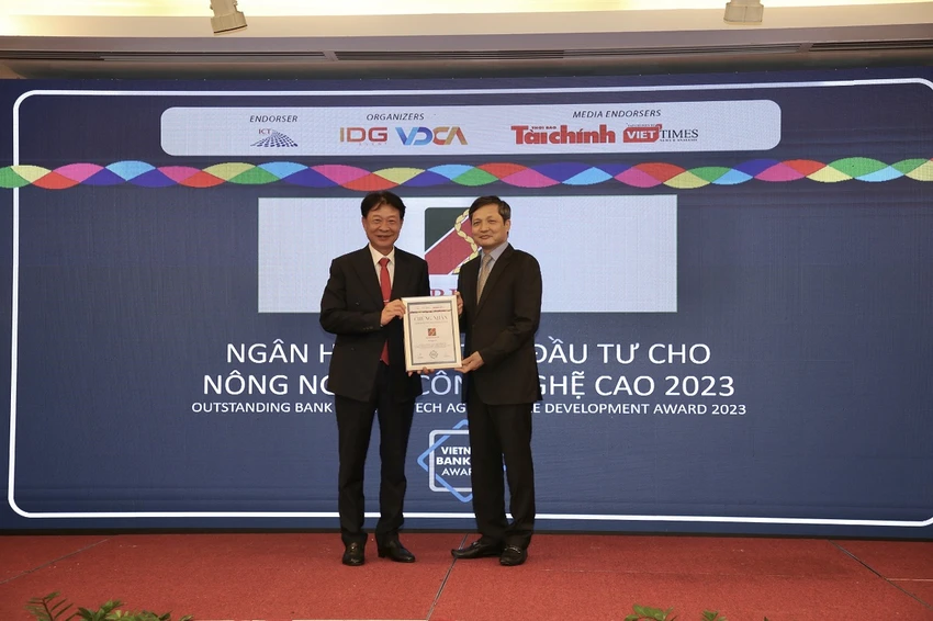 Đại diện Agribank (trái) nhận Giải thưởng“Ngân hàng hỗ trợ đầu tư cho nông nghiệp công nghệ cao”. Đại diện Agribank (trái) nhận Giải thưởng“Ngân hàng hỗ trợ đầu tư cho nông nghiệp công nghệ cao”.