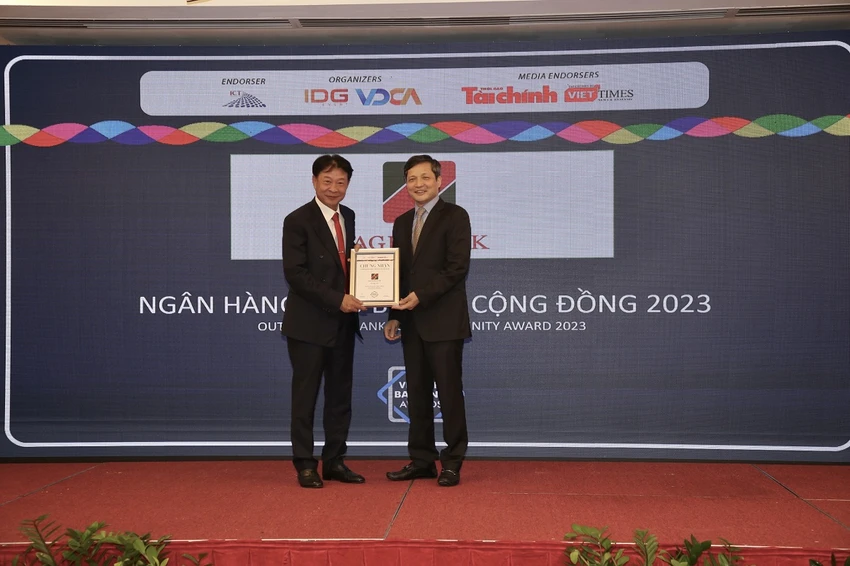 Ông Vũ Viết Ngoạn – Nguyên Chủ tịch Ủy ban giám sát Tài chính Quốc gia (phải) trao Giải thưởng “Ngân hàng tiêu biểu vì cộng đồng” cho đại diện Agribank Ông Vũ Viết Ngoạn – Nguyên Chủ tịch Ủy ban giám sát Tài chính Quốc gia (phải) trao Giải thưởng “Ngân hàng tiêu biểu vì cộng đồng” cho đại diện Agribank