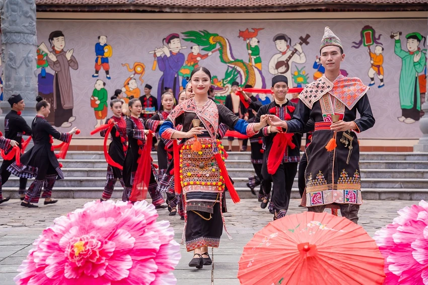 Hòa mình chung vui trong Lễ cưới rực rỡ sắc màu của người Dao đỏ Hòa mình chung vui trong Lễ cưới rực rỡ sắc màu của người Dao đỏ
