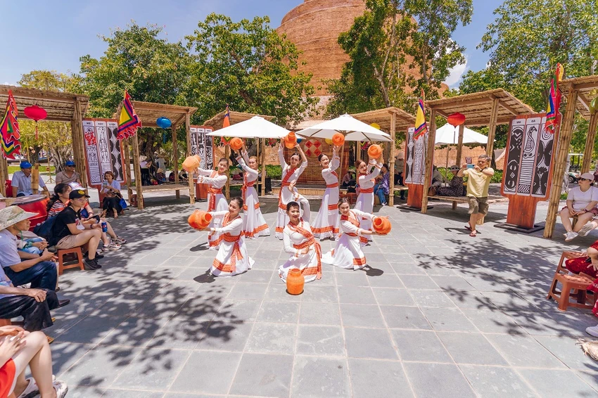 Cuốn hút trong những điệu múa gốm uyển chuyển của người Chăm pa Cuốn hút trong những điệu múa gốm uyển chuyển của người Chăm pa
